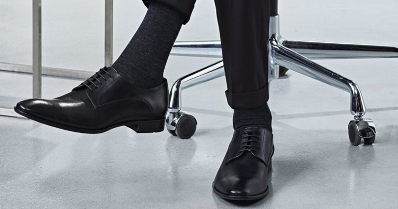Antracitové ponožky k čiernemu obleku